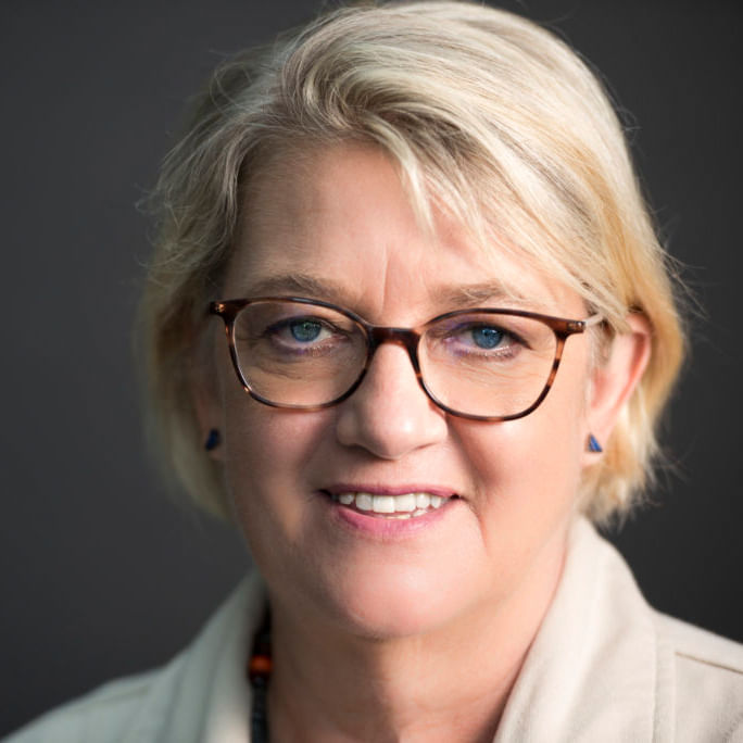 Eine blonde Frau mit Brille