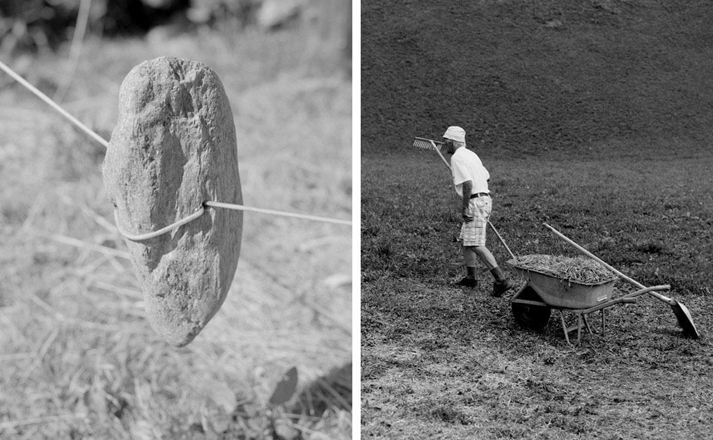 Vertikaler Diptych, schwarz weiß; links- ein Stein hält von einer Schnur durchbohrt und gehalten schwebt in der Luft; rechts- eine männlich gelesene Person mit Rechen und Rundkappe bei der Feldarbeit, neben ihm eine Schubkarre.