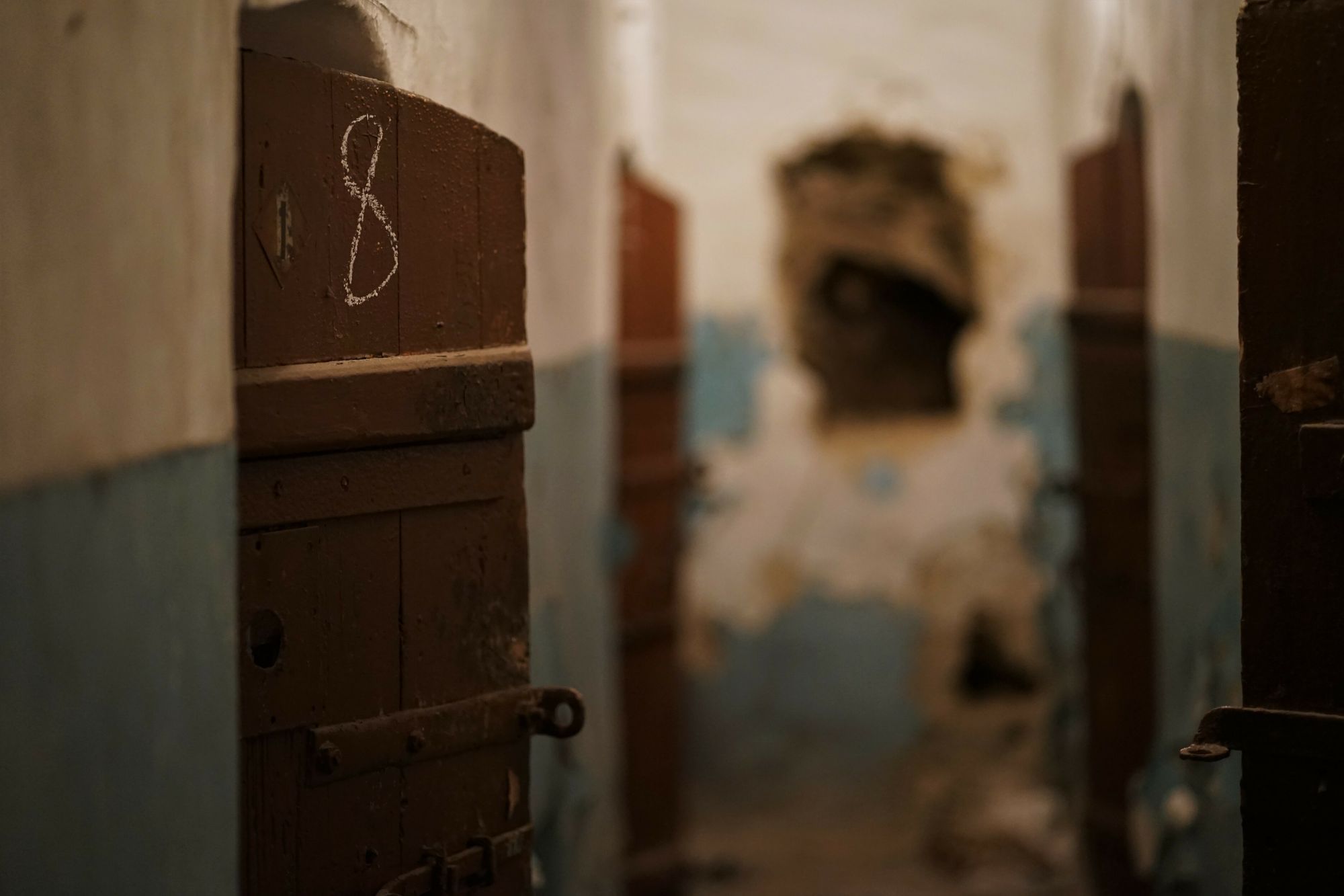 Ein Keller, der als Zellentrakt mit Verhörzimmer diente.
