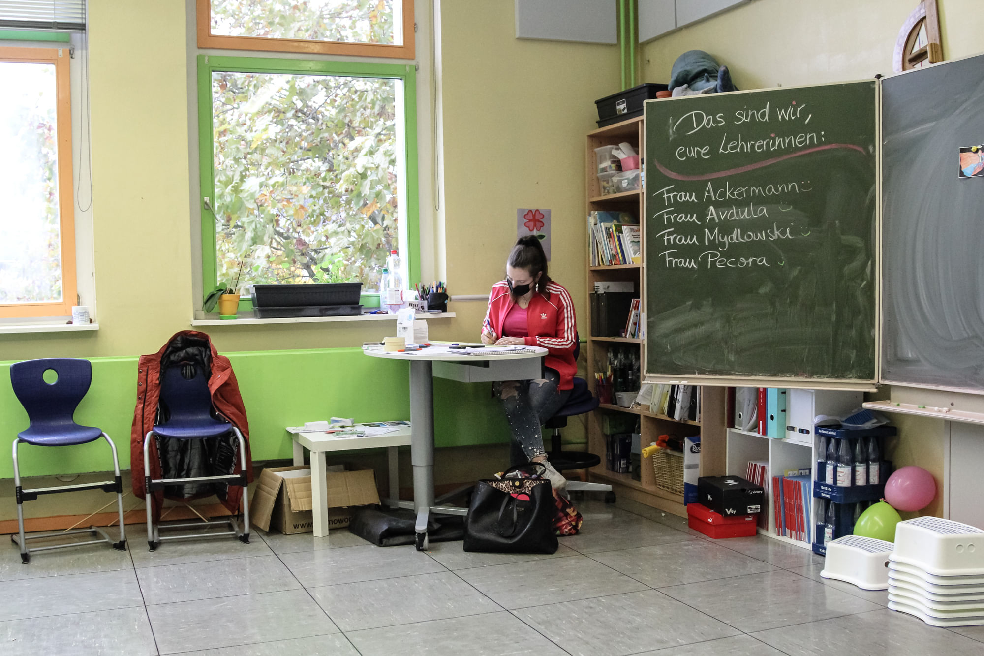 Laura Mydlowski sitzt in der Pause am Lehrerpult.