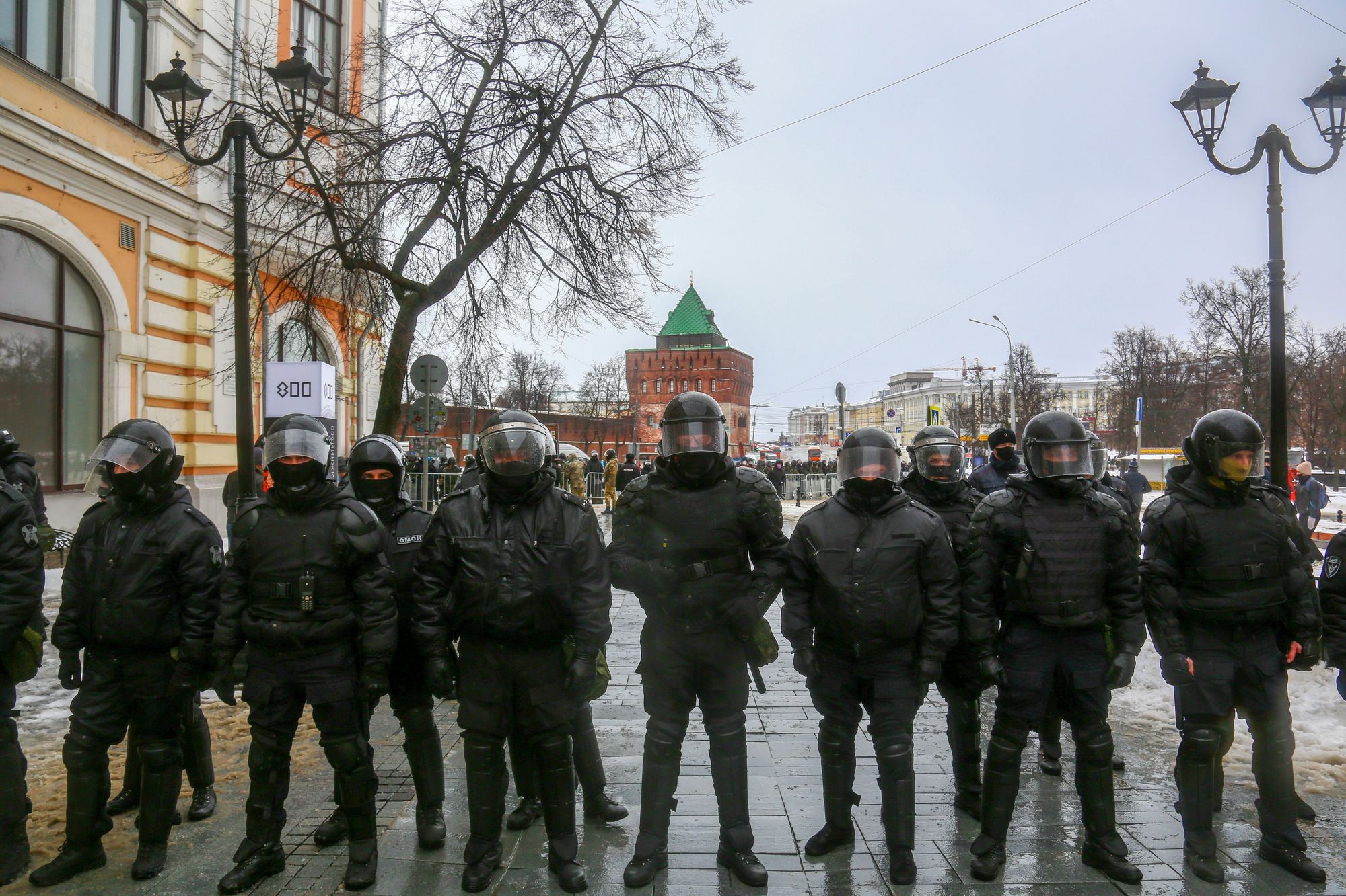 Eine Polizeikette sperrt eine Straße. Im Hintergrund ist eine Mittelalterliche Verteidigungsanlage zu sehen.