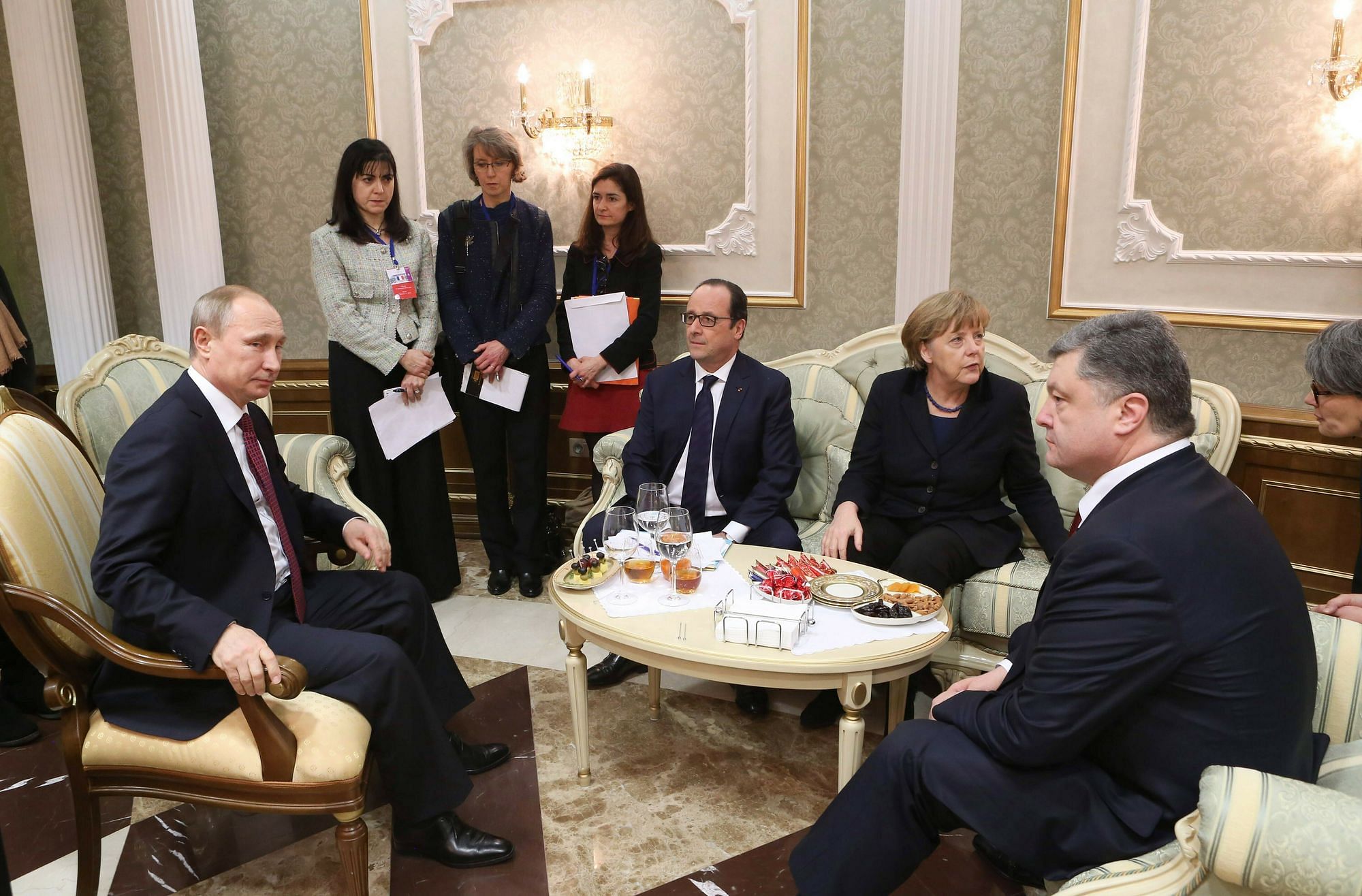 (L-R) Der russische Präsident Wladimir Putin, der französische Präsident Francois Hollande, die deutsche Bundeskanzlerin Angela Merkel und der ukrainische Präsident Petro Poroschenko versammeln sich zu den Friedensgesprächen in Minsk, Weißrussland, am 11. Februar 2015.