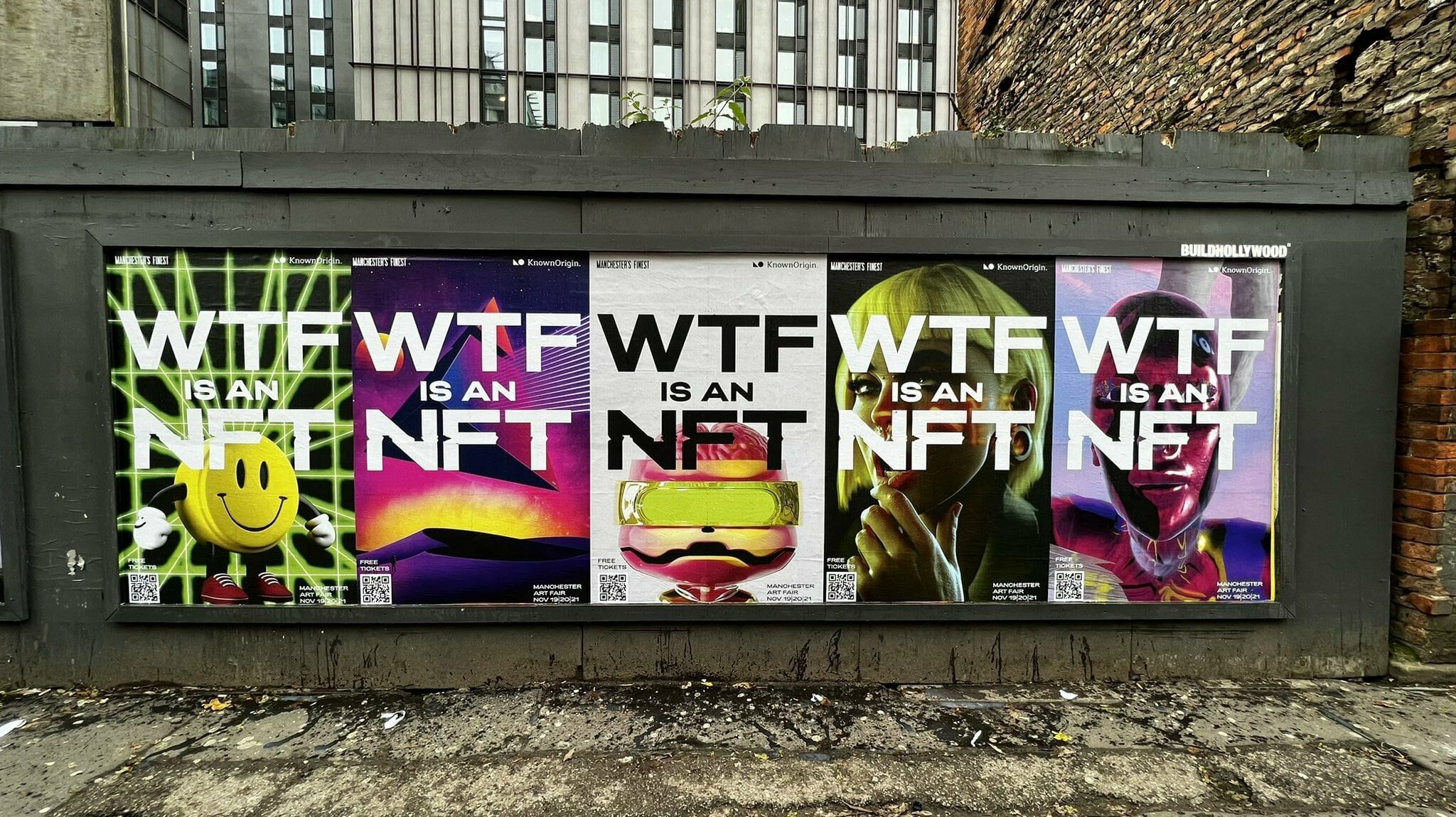 Poster an einer Mauer. Auf den Postern steht: „WTF is an NFT?“