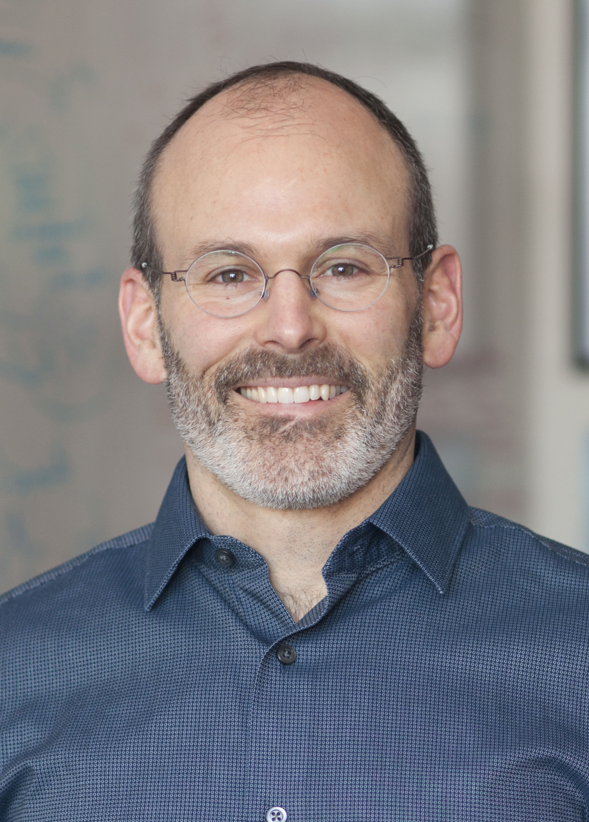 Ein Porträt von Judson Brewer, der in die Kamera lächelt.