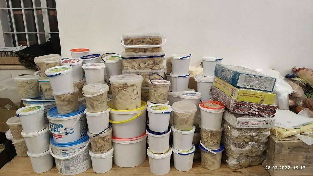 Zweieinhalb Tonnen Teigtaschen in Plastikeimern.
