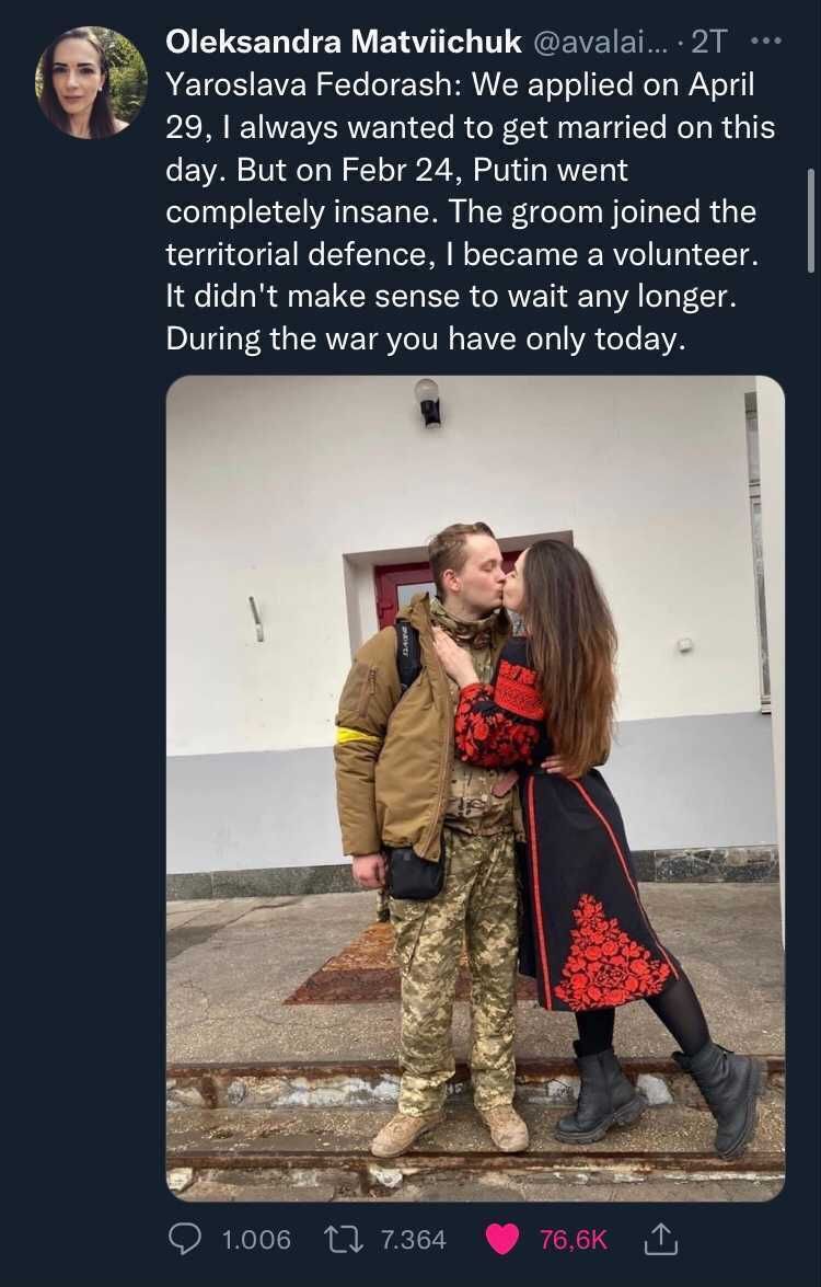 Ein Paar küsst sich. Es ist ein Hochzeitsbild. Aber sie trägt ein rot-schwarzes Kleid, er eine Soldatenuniform.