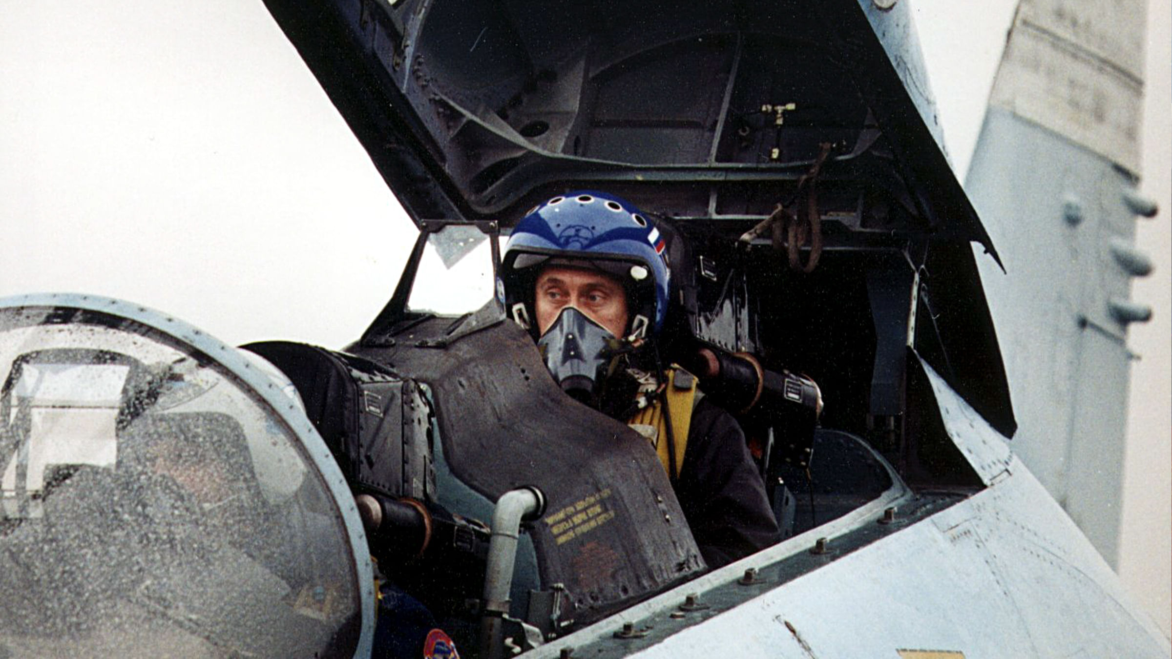 Putin sitzt als Co-Pilot in einem Kampfjet
