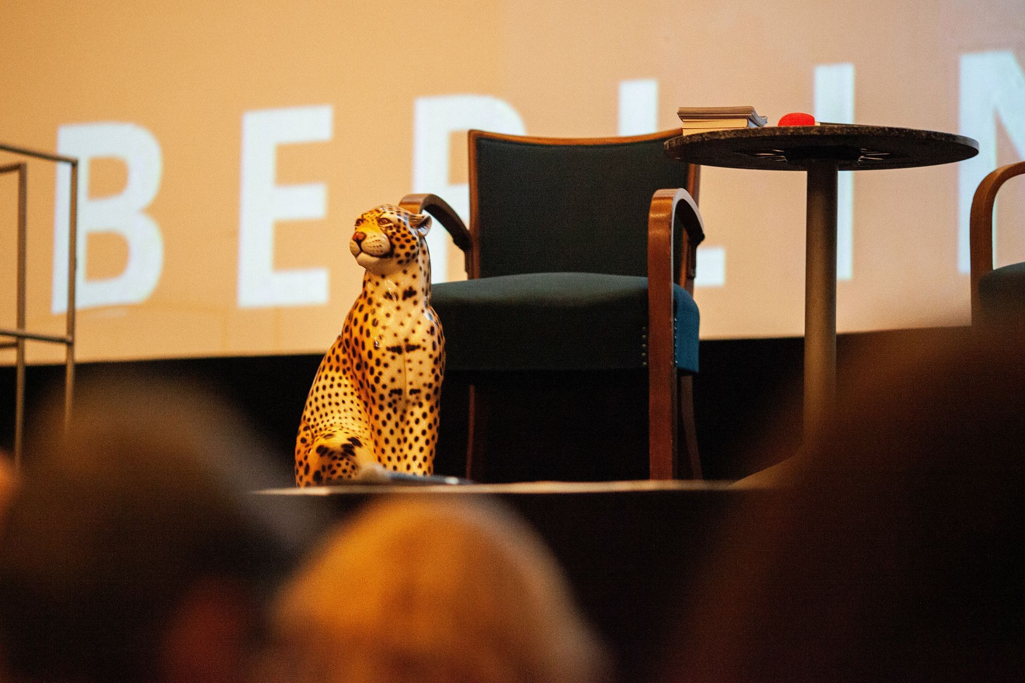 Wir sehen die Bühne, auf der ein Porzellanleopard steht