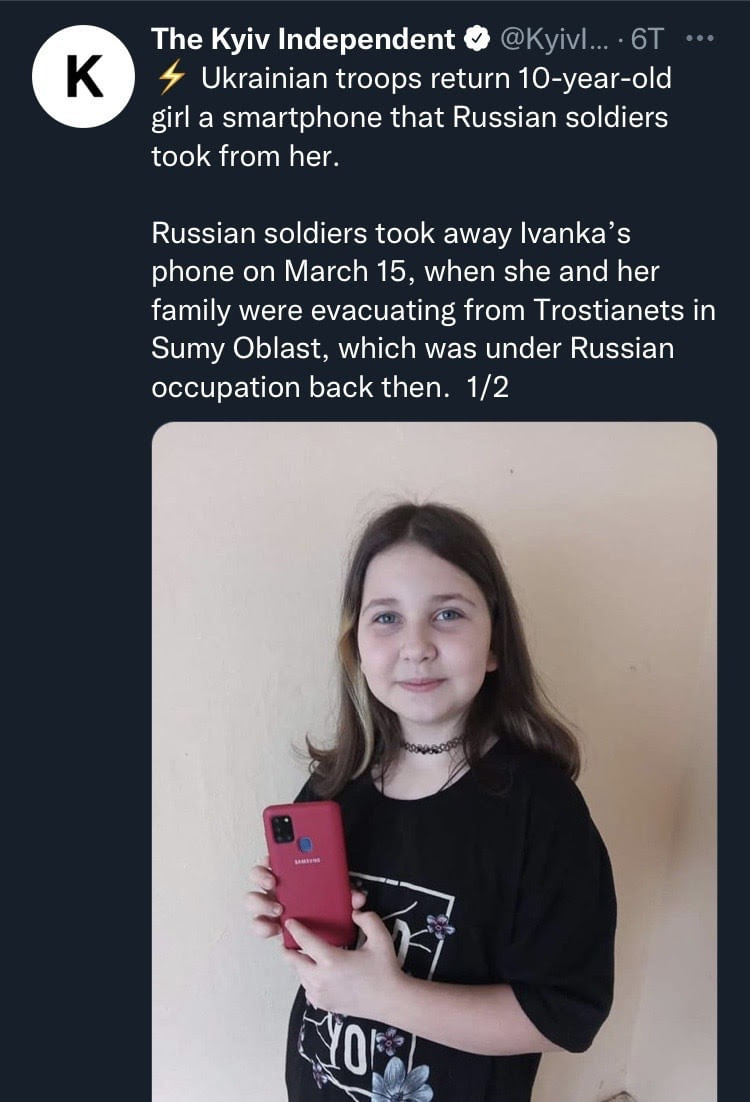 Ein Screenshot von Twitter zeigt ein Mädchen, dass ein Smartphone in den Händen hält. Sie lächelt.