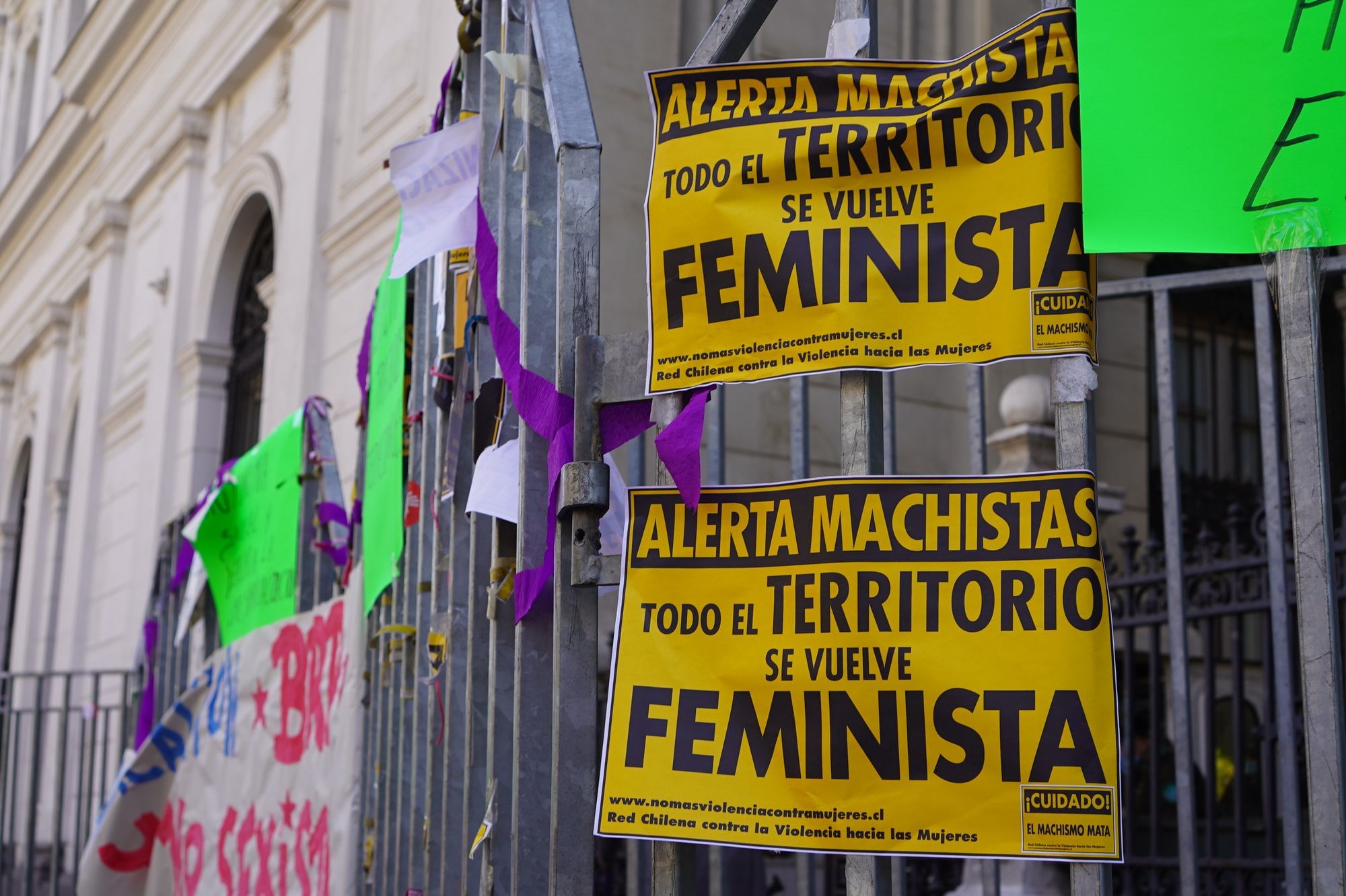Am ehemaligen Kongressgebäude in Santiago de Chile hängen Plakate. Auf einem steht: Achtung, dieses Territorium ist feministisch!