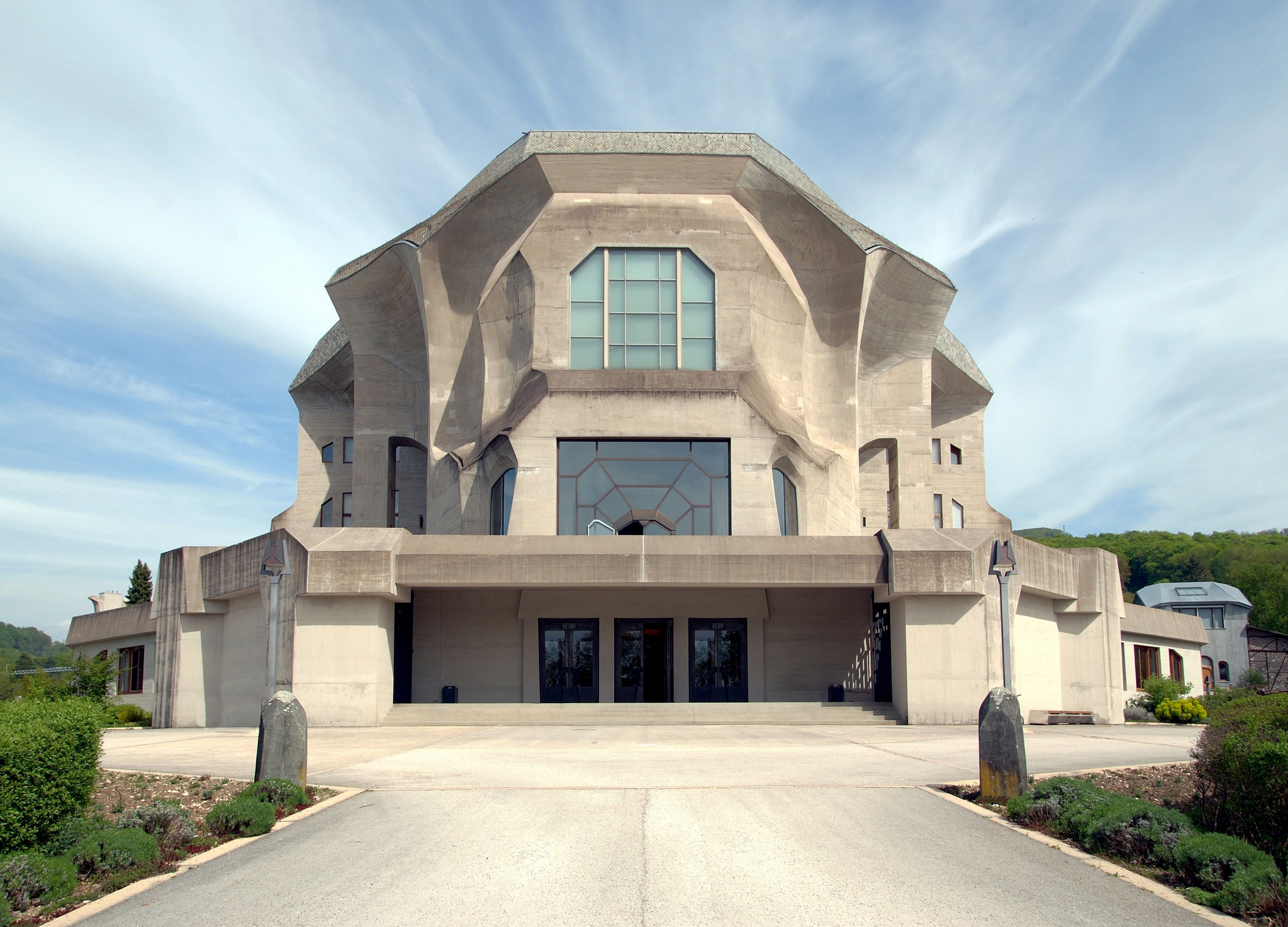 Frontansicht des Goetheanum in Dornach.