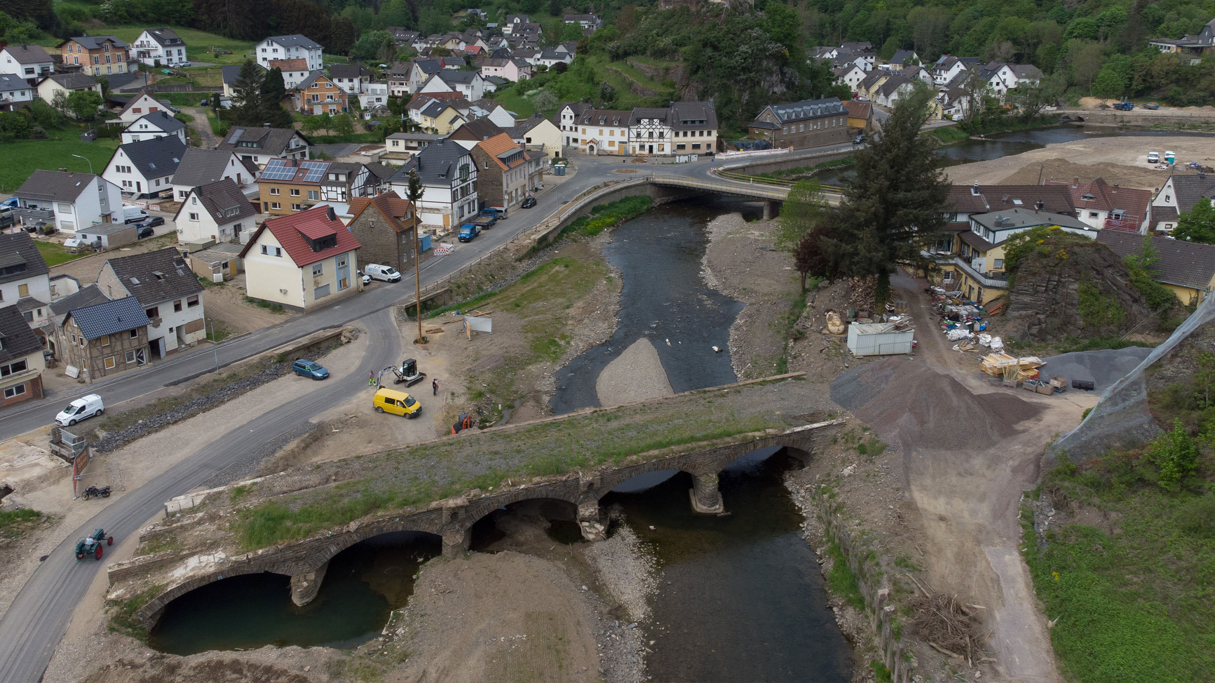 Die ehemals unter Trümmern verborgene Brücke ist nun wieder freigeräumt. Der Fluss ist wesentlich schmaler geworden.