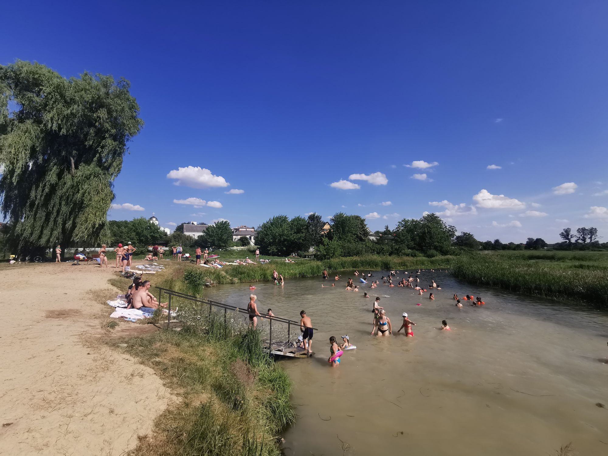 Menschen baden in einem Fluss