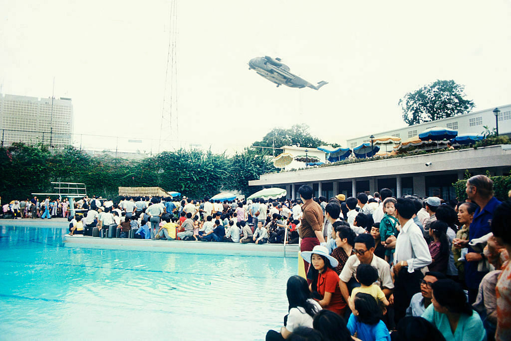In der US-Botschaft von Saigon warten Menschen im April 1975 auf ihre Evakuierung. Die meisten von ihnen vergeblich. Am nächsten Morgen rollen Vietcong-Panzer in die Stadt ein.