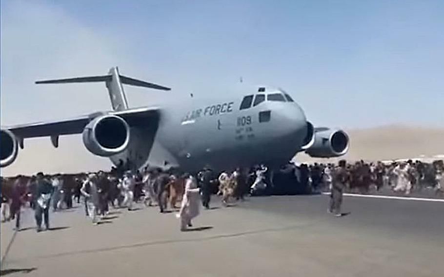 Verzweifelte Menschen versuchen im August 2021, auf Flugzeuge der US-Luftwaffe in Kabul aufzuspringen.