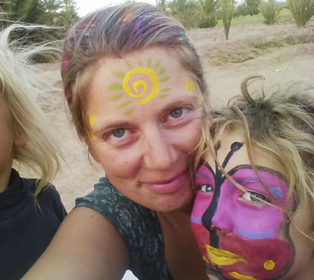 Anna mit einem ihrer Kinder. Ihre Gesichter sind bemalt mit Kinderschminke.