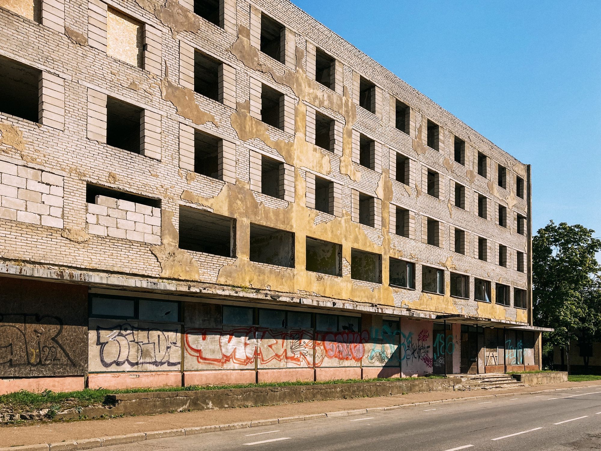 Ein leeres Gebäude. Die Fenster sind zugemauert.