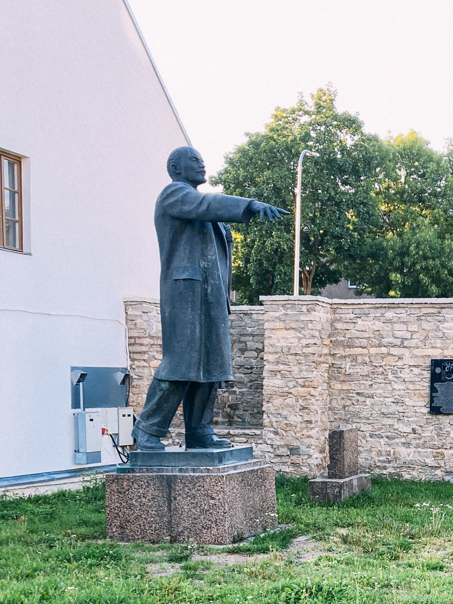 Eine Statue von Lenin steht in einem Hinterhof