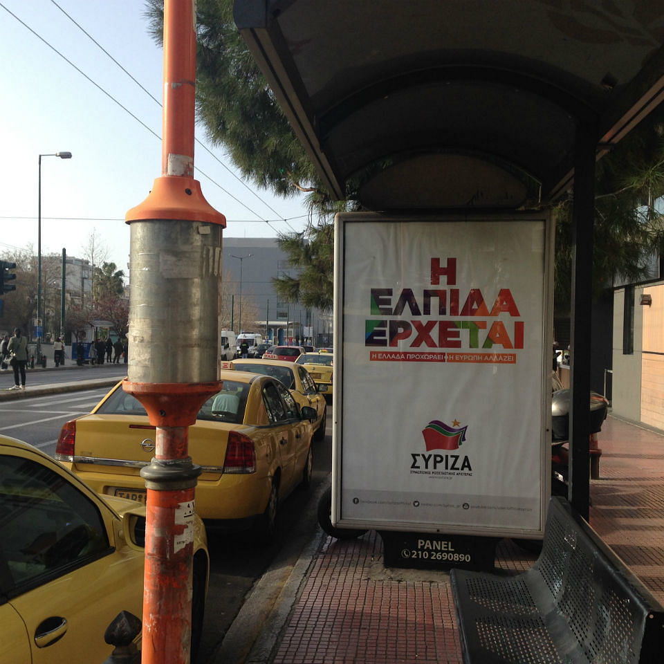 Syriza-Wahlplakat an einer Bushaltestelle in der Syngrou Avenue