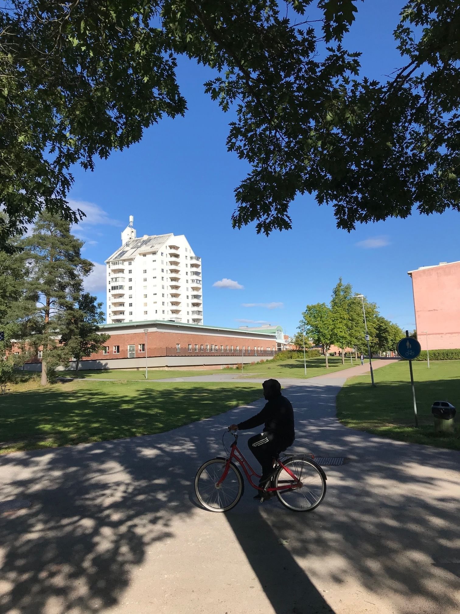 Ein Radfahrer fährt über eine Kreuzung.