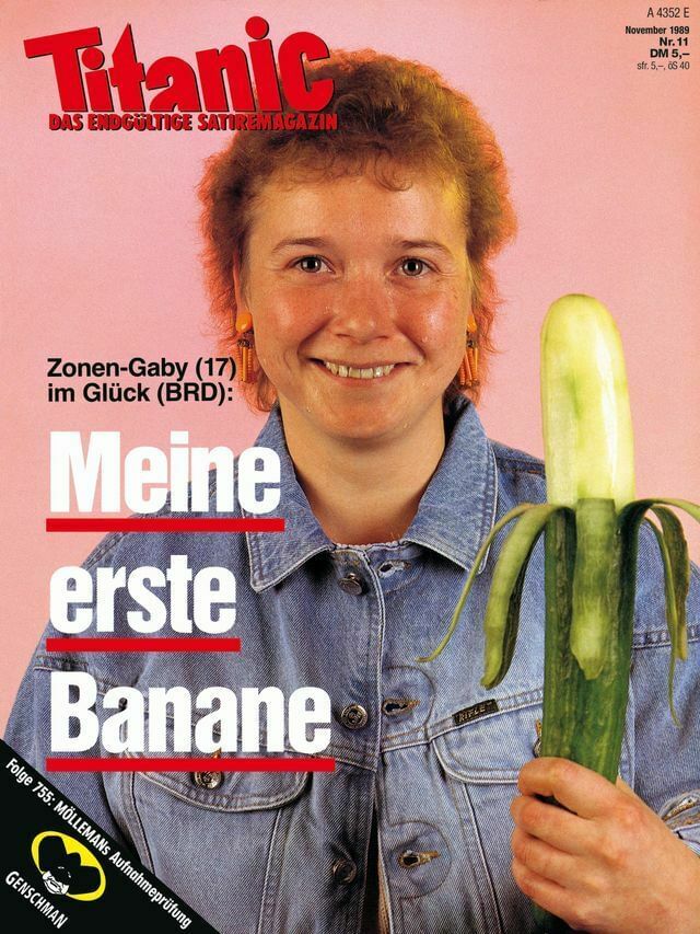 Ein Cover der Zeitschrift Titanic. Eine Frau lächelt in die Kamera. Sie trägt eine Jeansjacke. In der Hand hält sie eine Gurke, die geschält ist, wie eine Banane. Auf dem Cover steht: "Zonen-Gaby (17) im Glück (BRD): Meine erste Banane."
