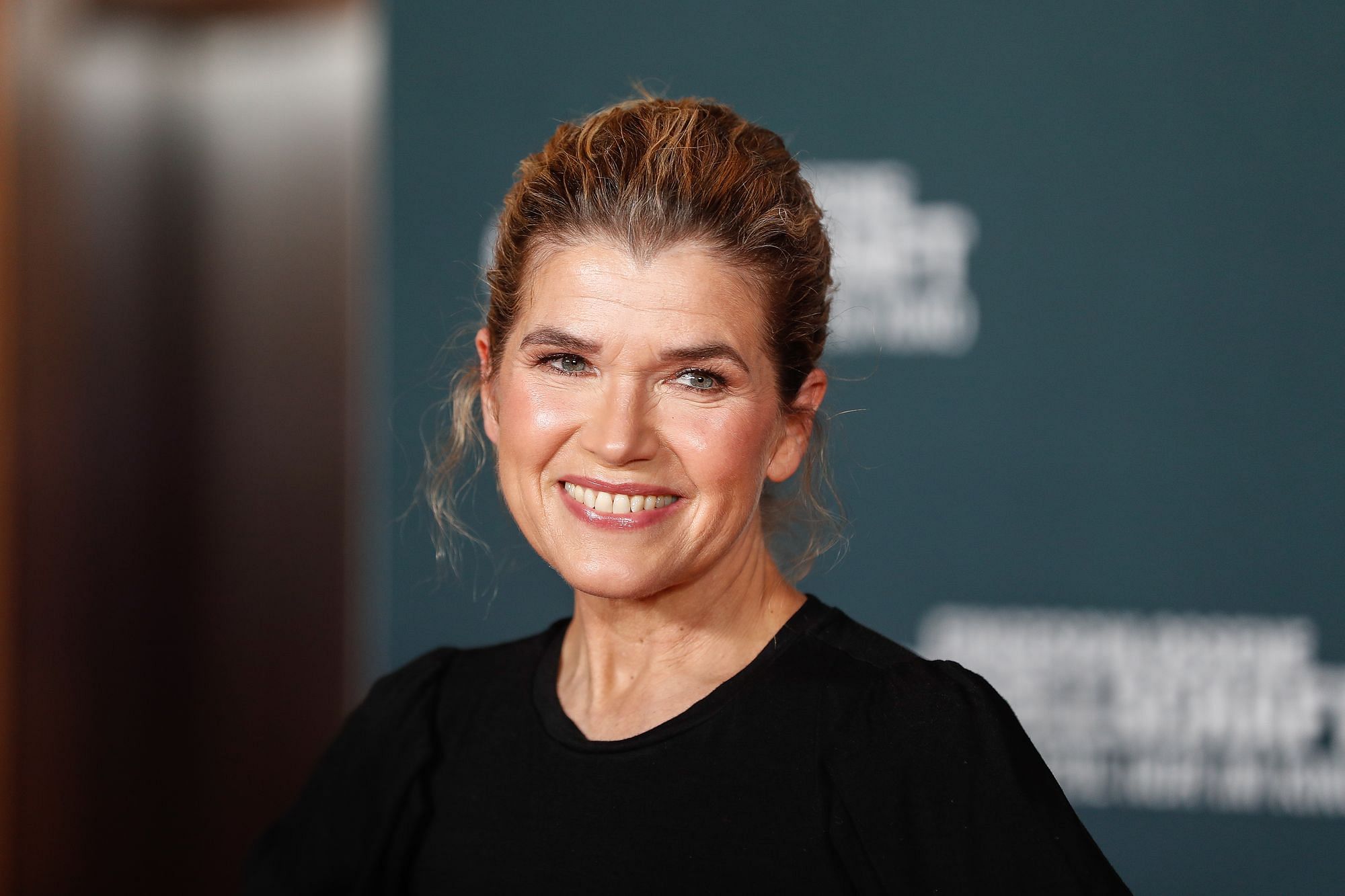 Man sieht Anke Engelke im Portrait, sie lächelt.
