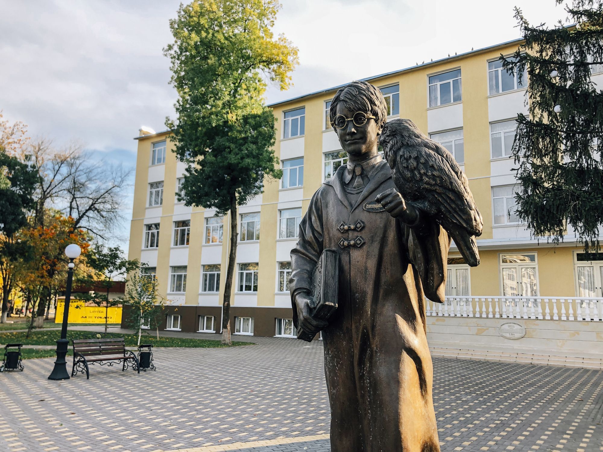 Eine Statue von Harry Potter.