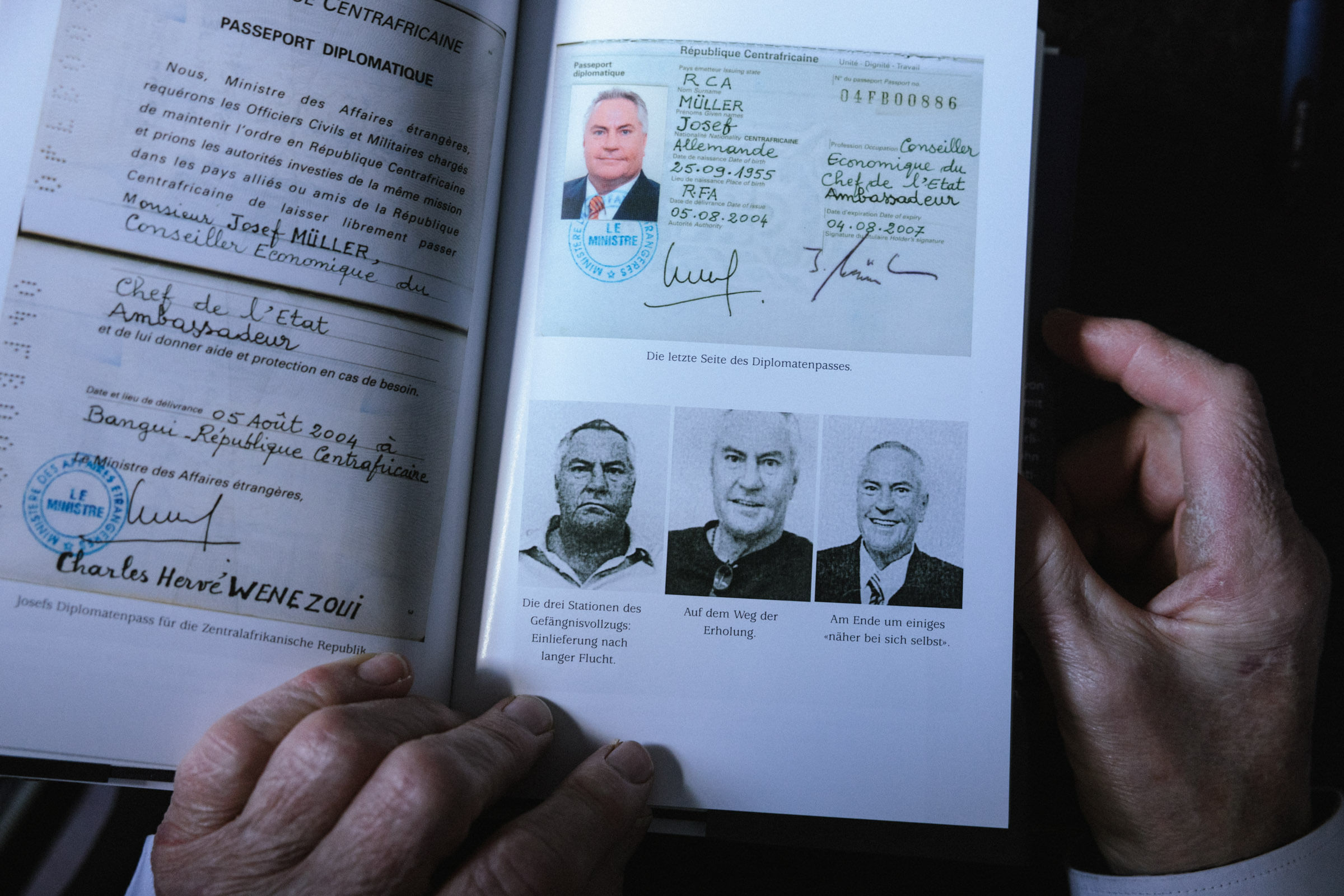 Eine Seite aus Josef Müllers Buch: Verschiedene Passbilder von ihm.