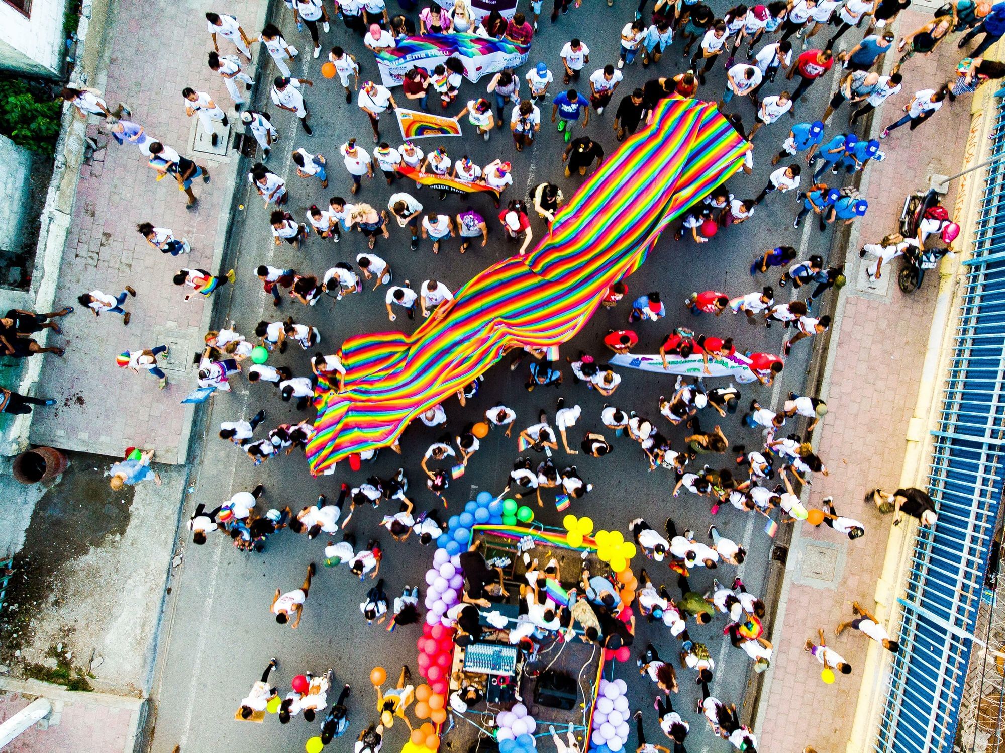 Menschen bei einer Pride-Parade