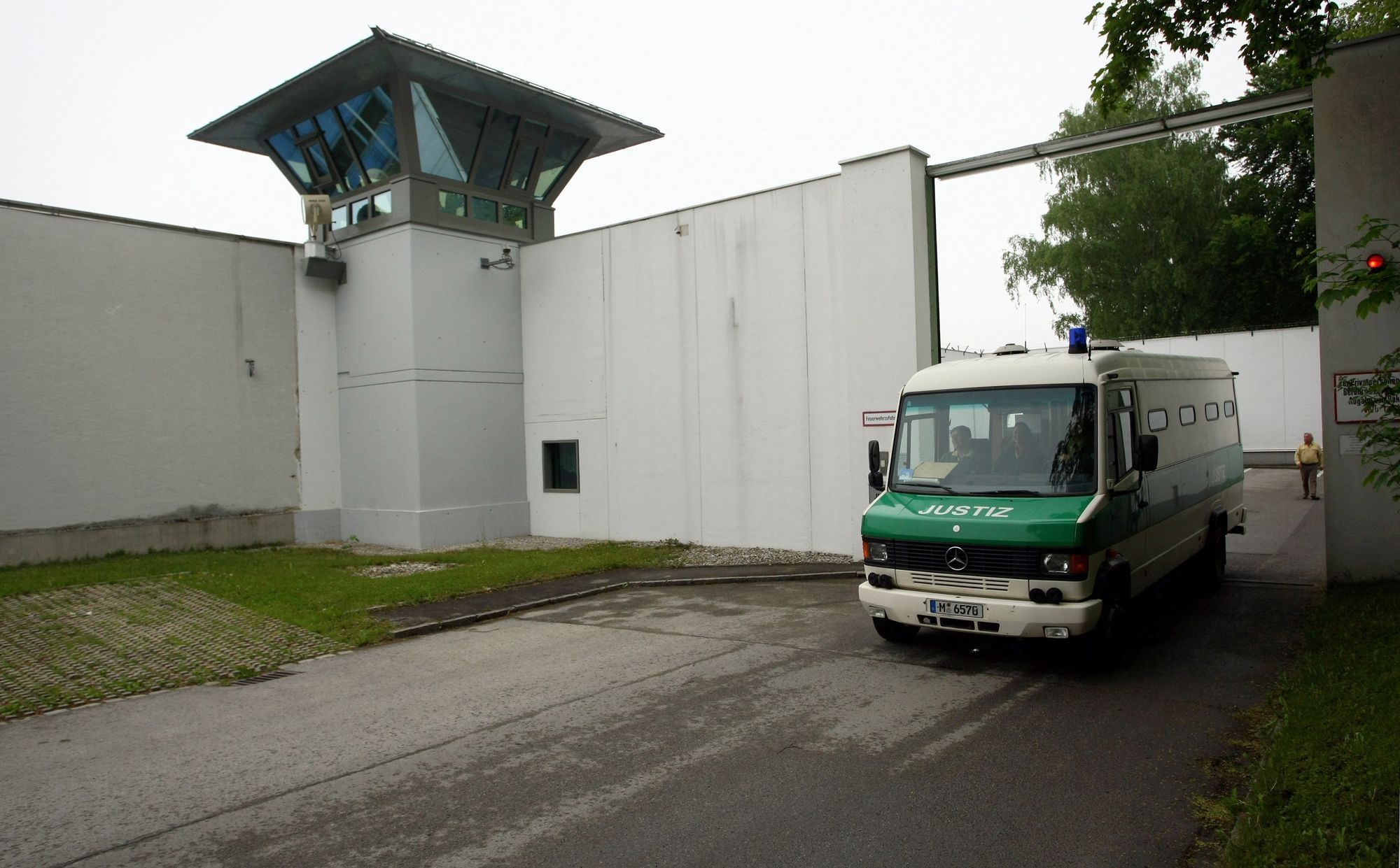 Ein Polizei-Van fährt durch das Tor der JVA.