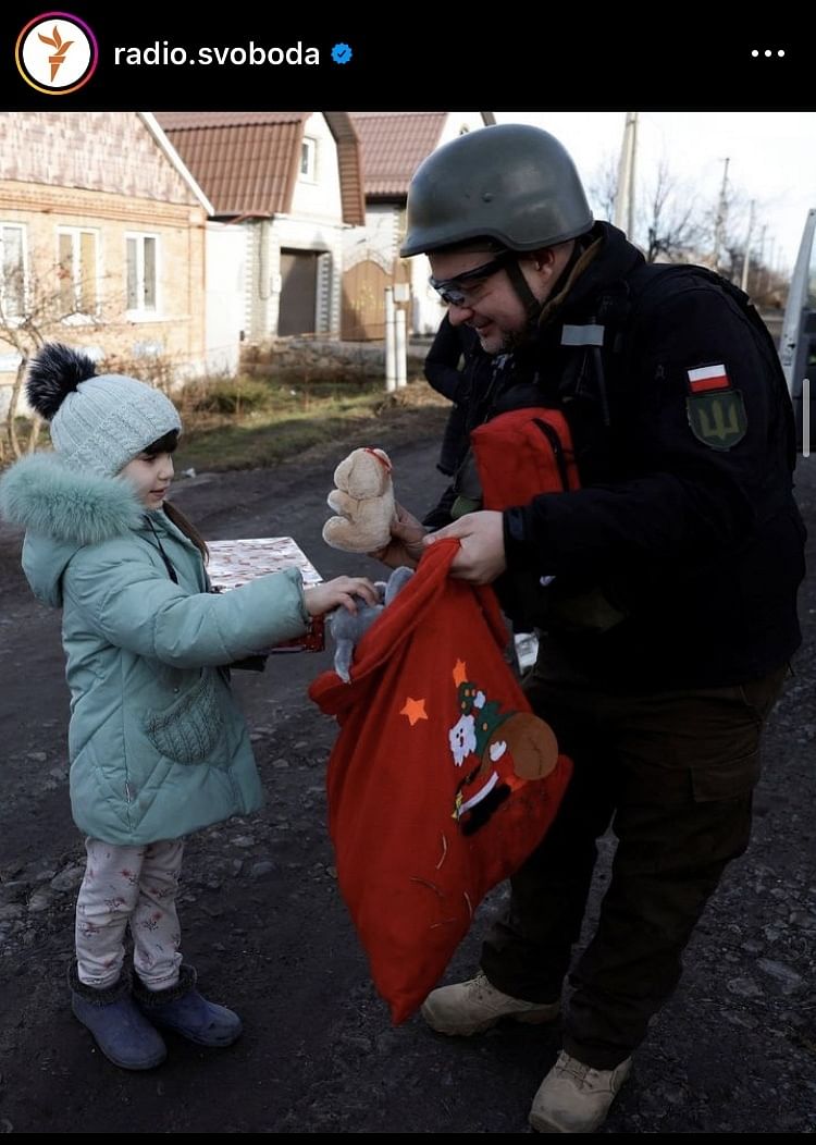 Screenshot von der Instagram-Seite von radio.svoboda. Auf dem Bild sieht man einen Mann mit einem roten Sack voller Geschenke und ein Kind, das in den Sack greift.