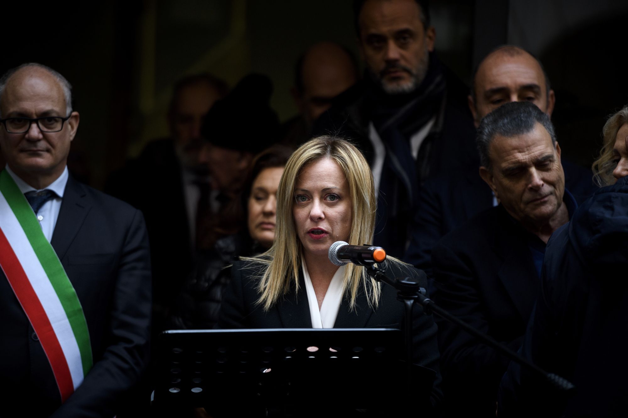 Giorgia Meloni steht am Rednerpult und hält eine Ansprache