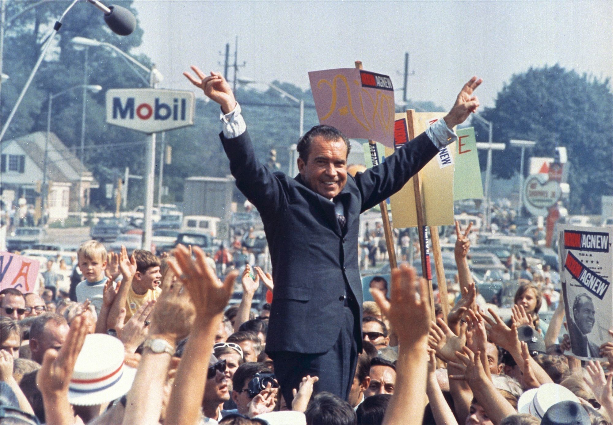 Nixon steht in einer ihn bejubelnden Menschenmenge