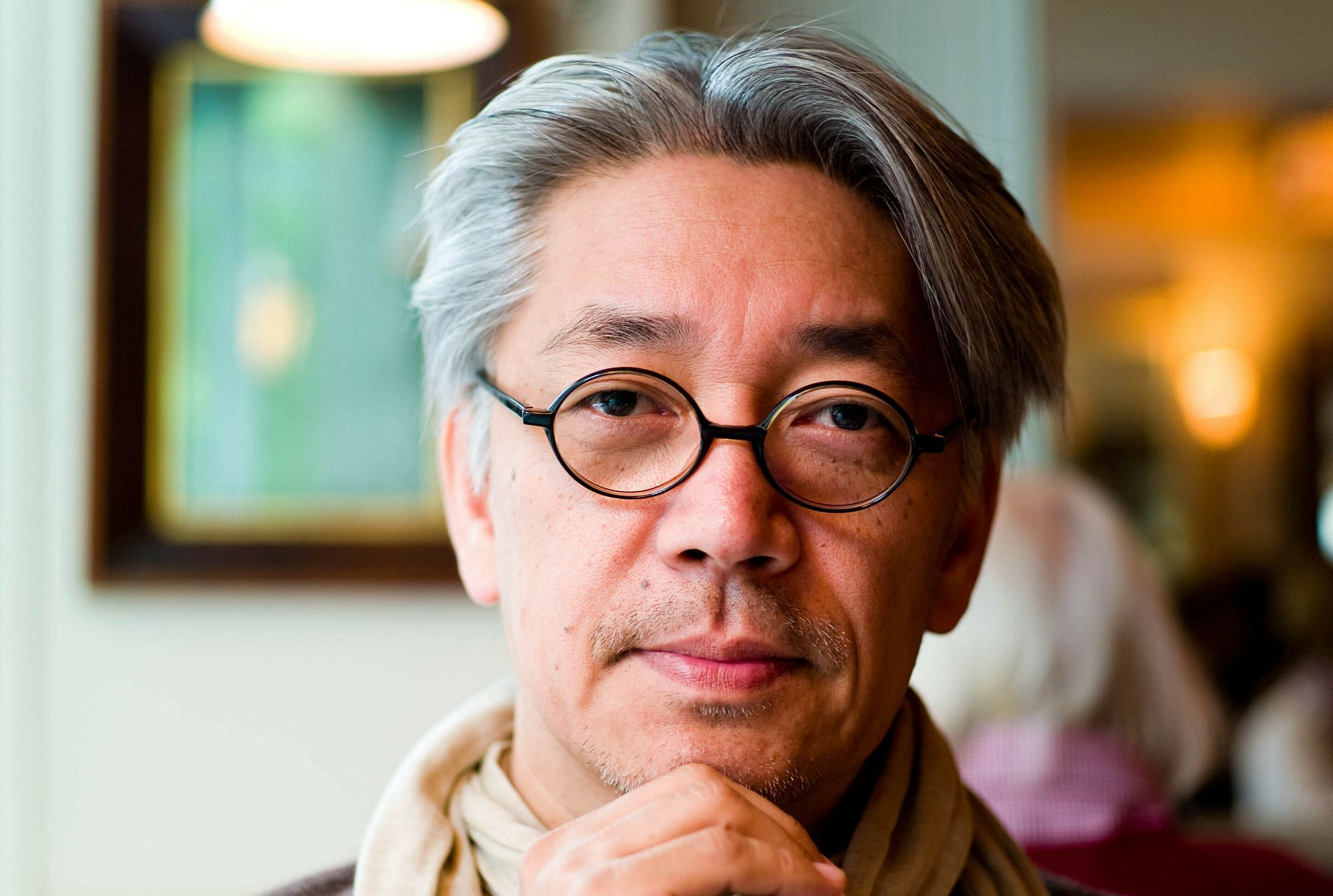 Man sieht ein Portrait von Sakamoto.