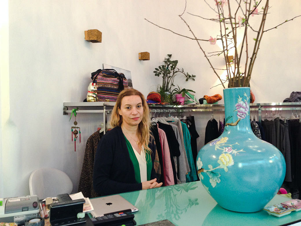 Anna Kotzabassaki in ihrer Mode-Boutique