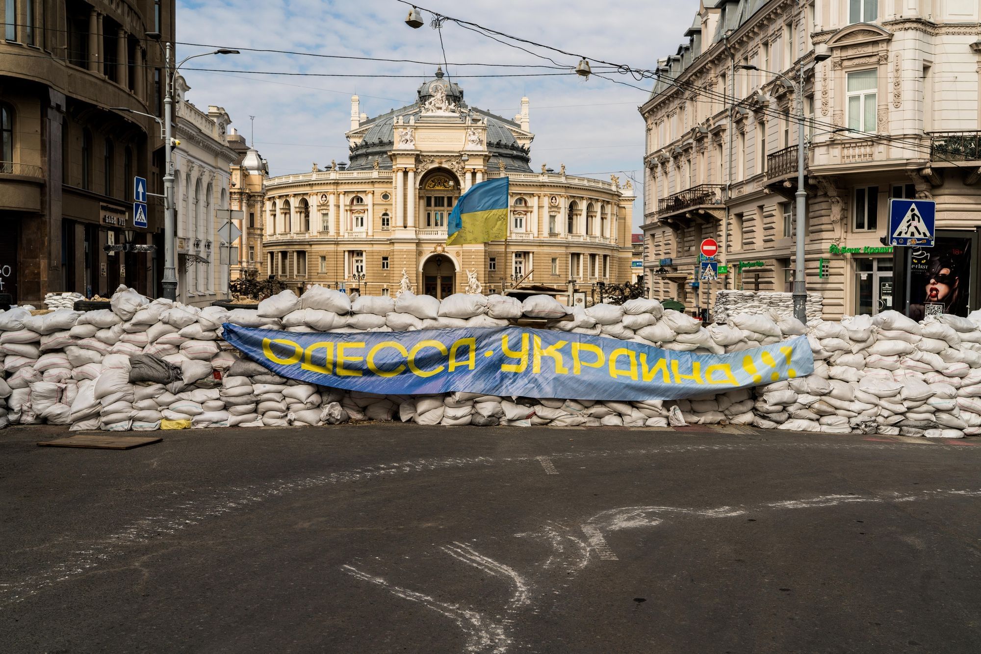 Im Hintergrund ist das Opernhaus von Odessa zu sehen, davor haben Anwohnerinnen und Anwohner Sandsäcke zu Barrikaden aufgehäuft.