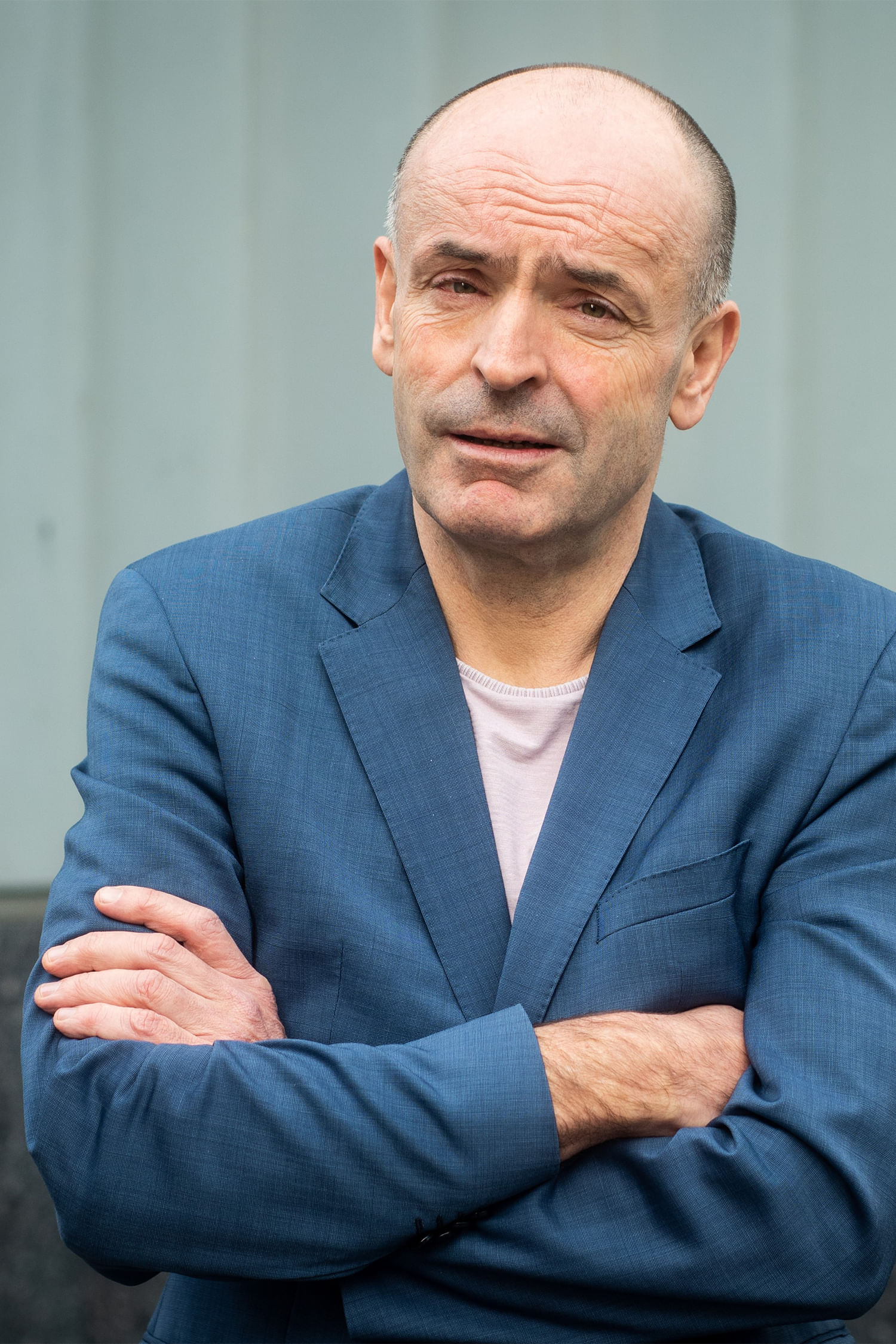 Auf dem Bild ist Martin Schürz zu sehen, wie er mit verschränkten Armen dasteht.