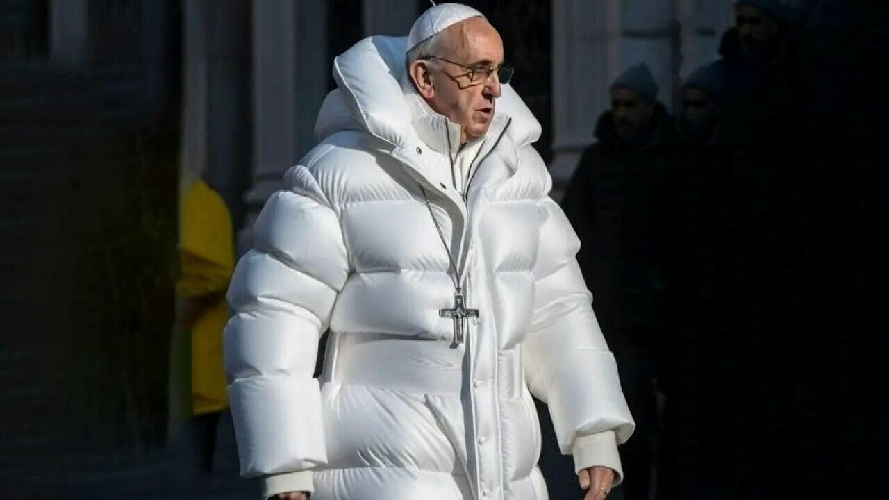 Papst Franziskus auf einem gefälschten KI-Foto mit Puffer-Coat