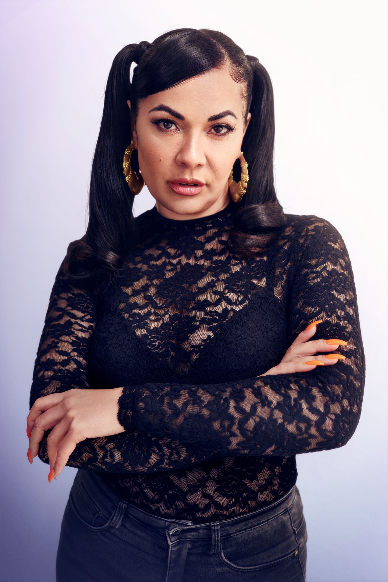 zu sehen ist Reyhan Shahin vor einer weißen Wand. Sie hat ihre Arme verschränkt.
