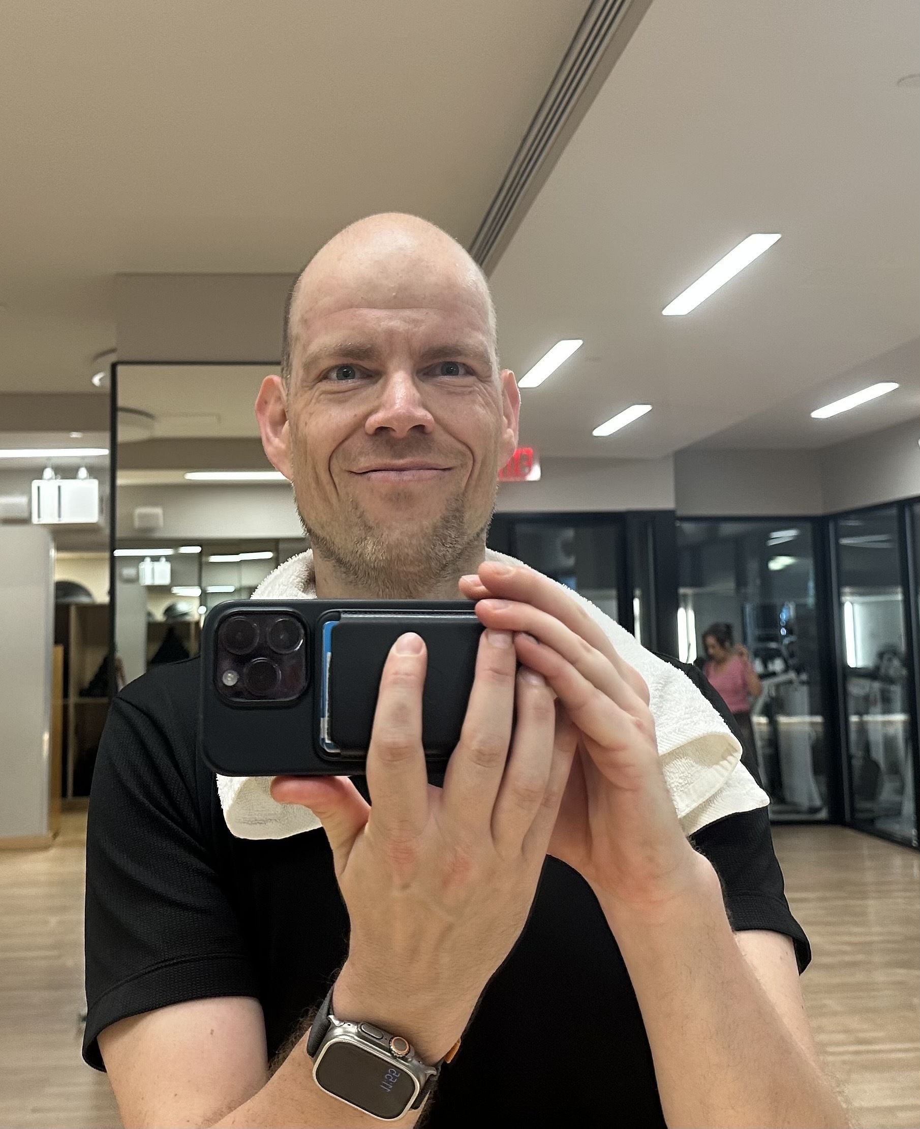 Ein Selfie von unserem Autoren. Er trägt Sportkleidung und hat ein Handtuch um den Nacken gelegt.
