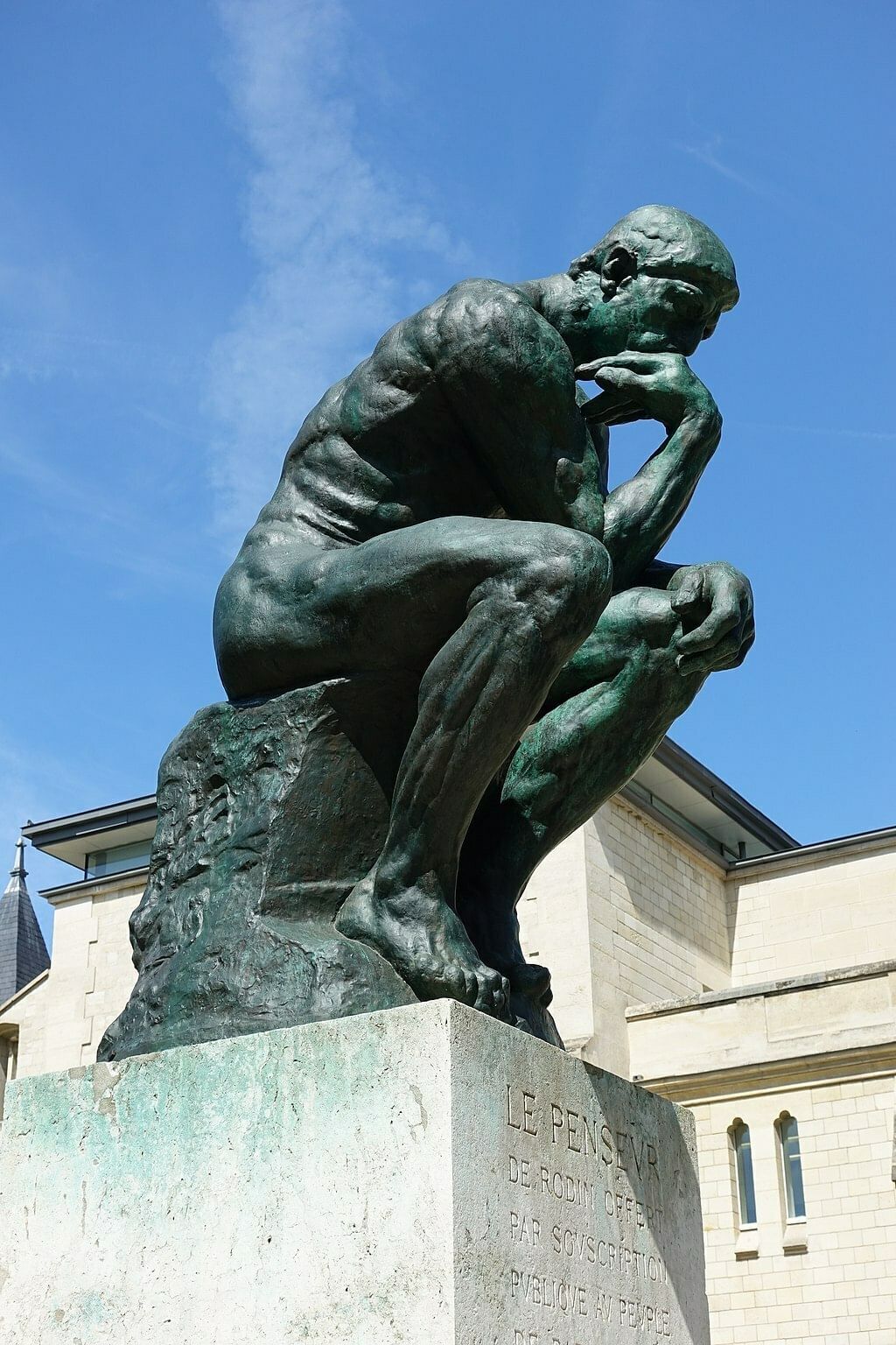 Ein Foto einer Statue, die einen Mann zeigt, der das Kinn in die Hand stützt und zu Boden schaut.