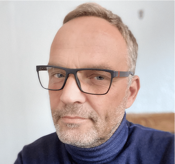Ein Porträt von Dirk Neubauer.