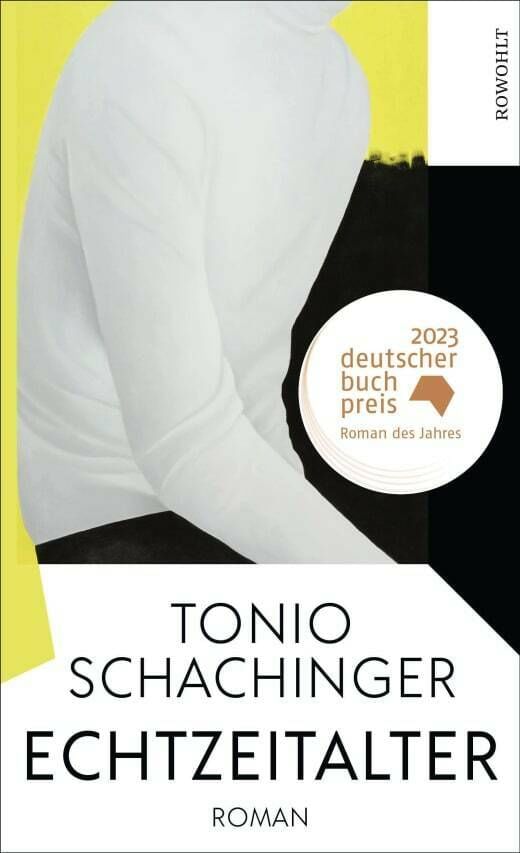Der Oberkörper eines Mannes, er trägt einen weißem Rollkragenpullover.