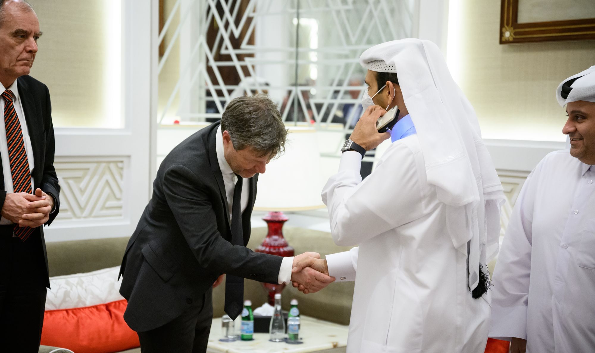 Wirtschaftsminister Robert Habeck schüttelt dem Emir von Katar die Hand. Dabei verbeugt sich Habeck tief.