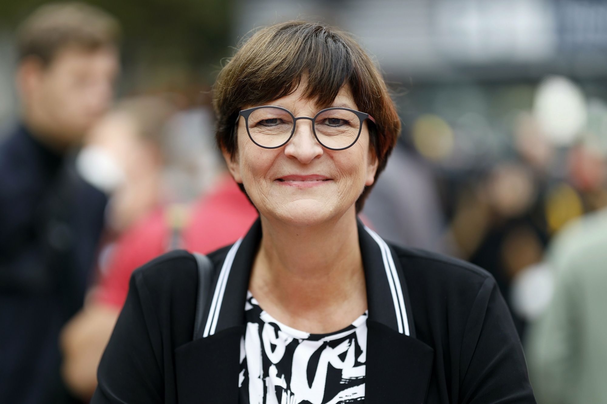Saskia Esken blickt in die Kamera. Sie trägt eine schwarze Brille und ein schwarzes Jackett.