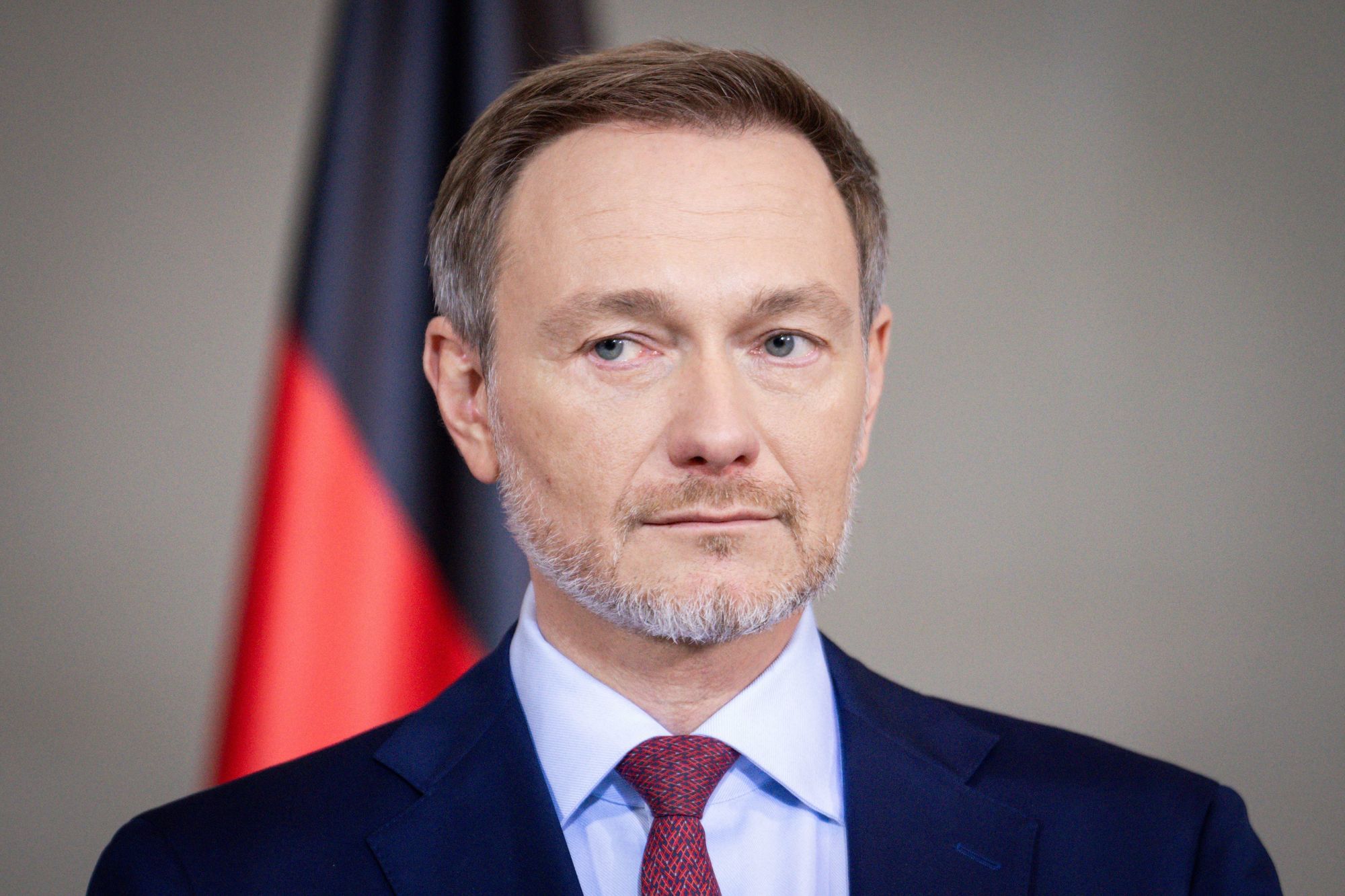 Christian Lindner in Nahaufnahme. Er trägt Anzug und Krawatte.