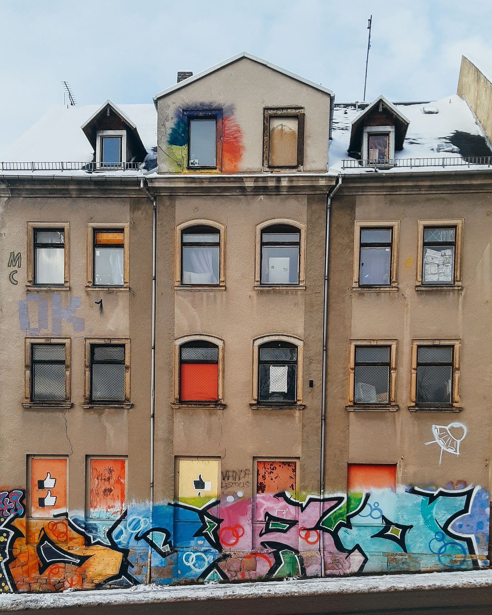 Eine Hausfassade. Unten ist in großen, bunten Lettern "Doro" gesprüht.