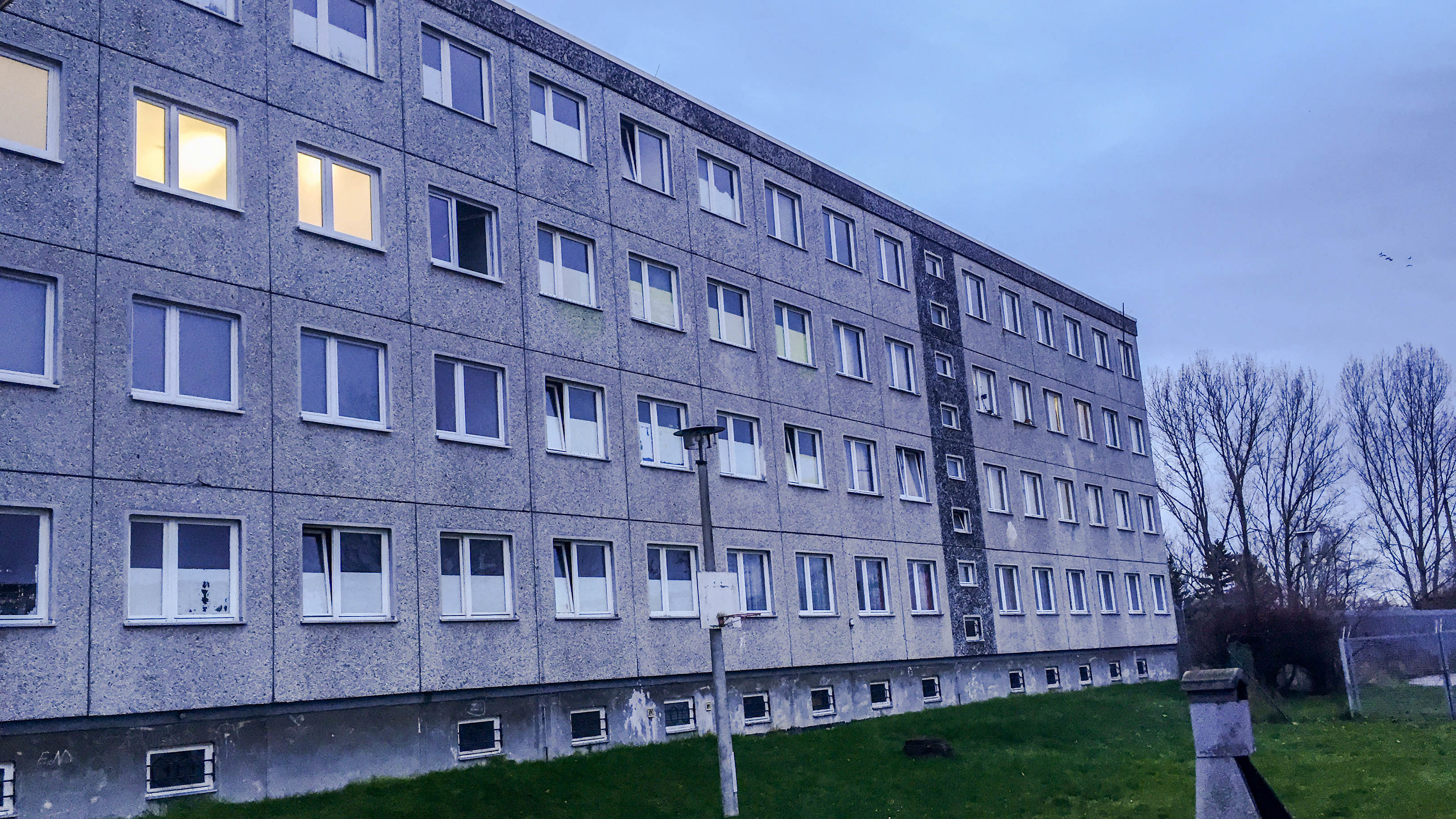 Übergangswohnheim für Asylsuchende, betrieben vom Deutschen Roten Kreuz in Brandenburg an der Havel. Zu DDR-Zeiten wohnten hier Vertragsarbeiter aus Vietnam, Angola, Mosambik, die im VEB IFA Getriebewerk Brandenburg beschäftigt waren.
