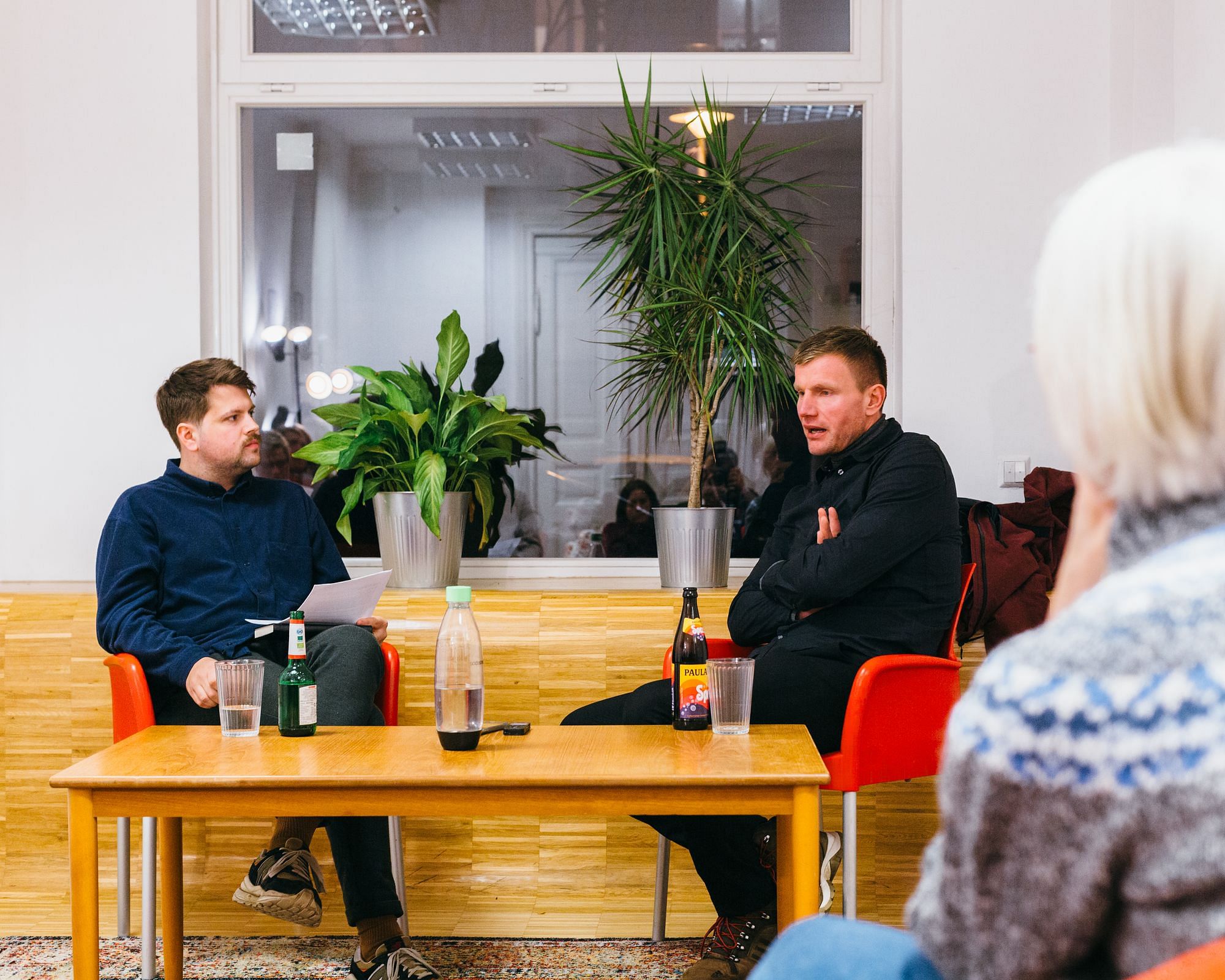 Bent Freiwald und Marcel Helbig sitzen hinter einem Tisch in der Krautreporter-Redaktion.