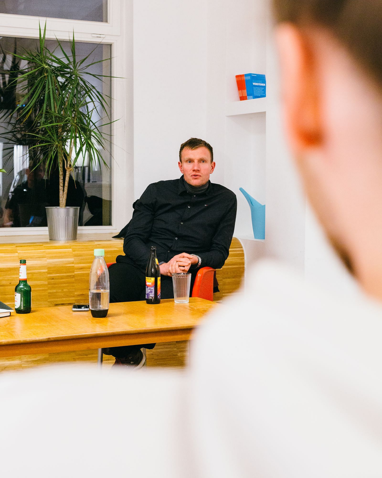 Marcel Helbig sitzt in der Krautreporter-Redaktion.